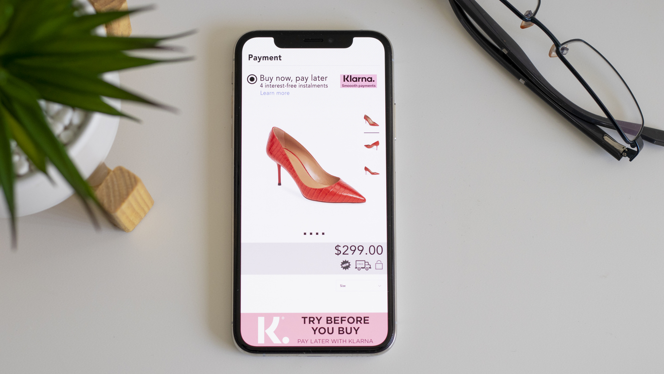 Smartphone displaying Klarna app