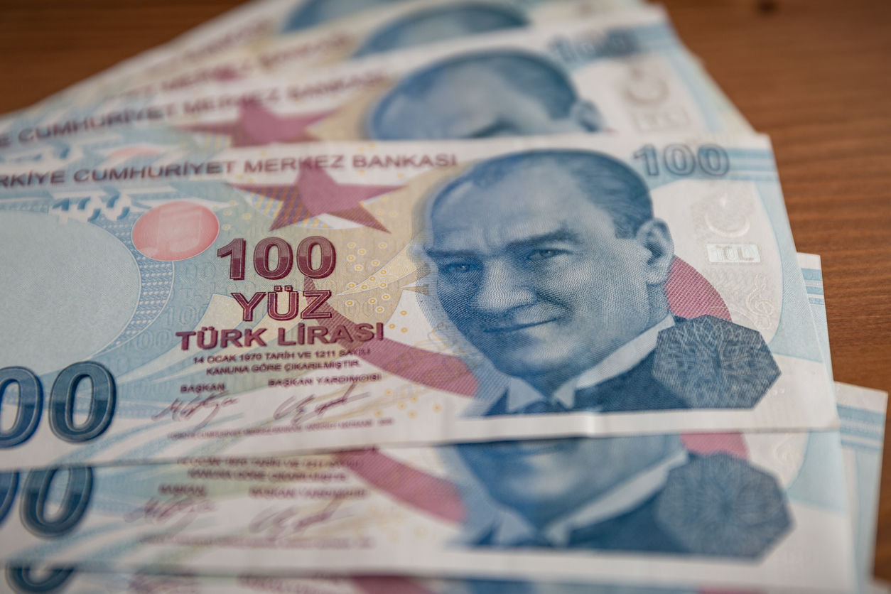 Stack of 100 Turkish lira banknotes