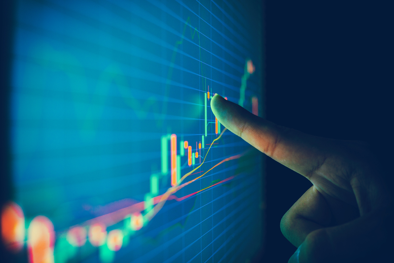 Hand analysing leverage trading in crypto