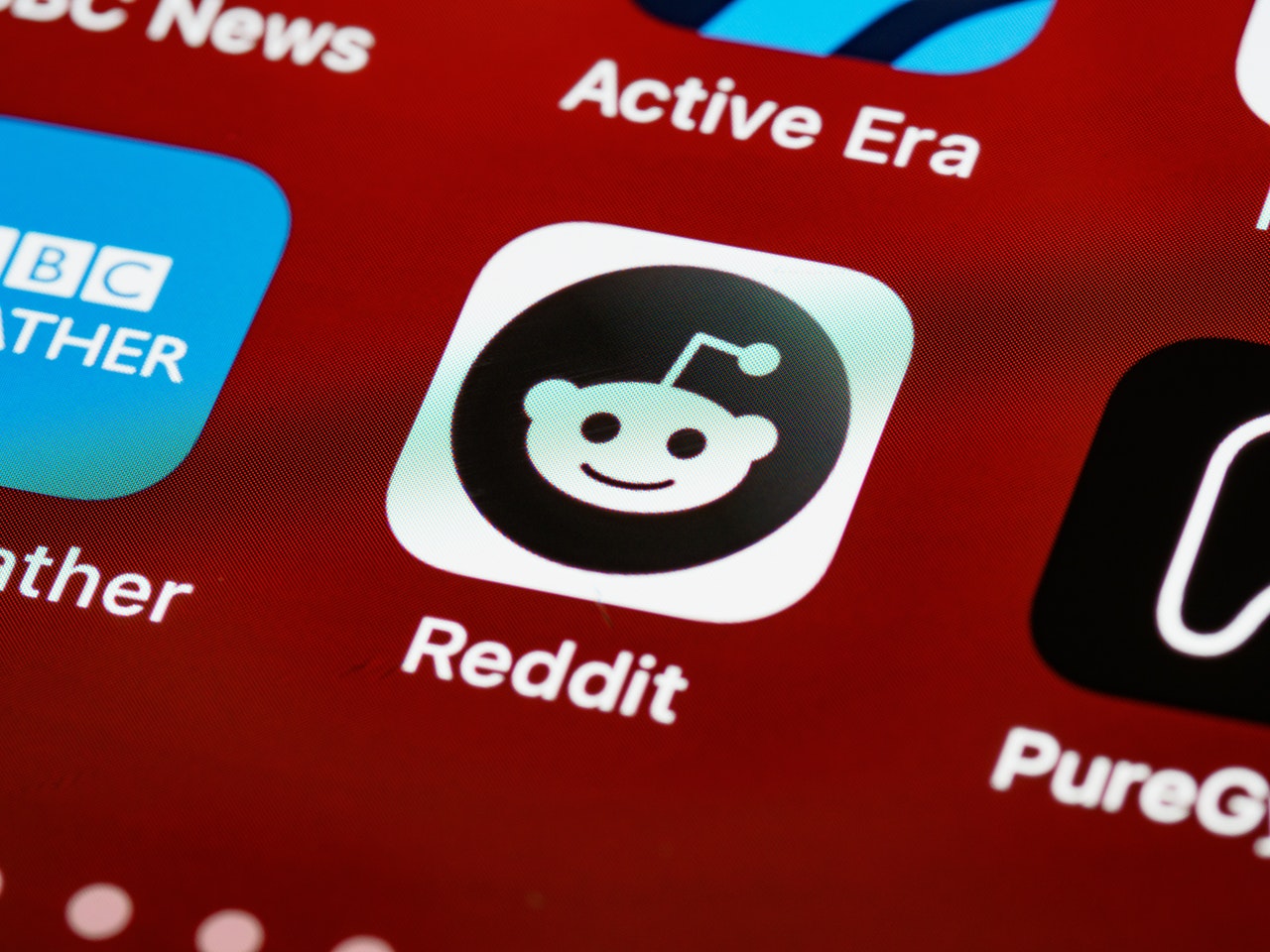 Reddit logo on smart phone