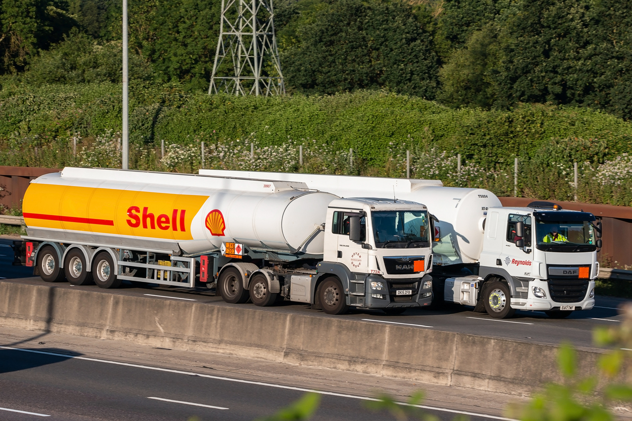 Shell Cistern in motion on British motorway, M25.