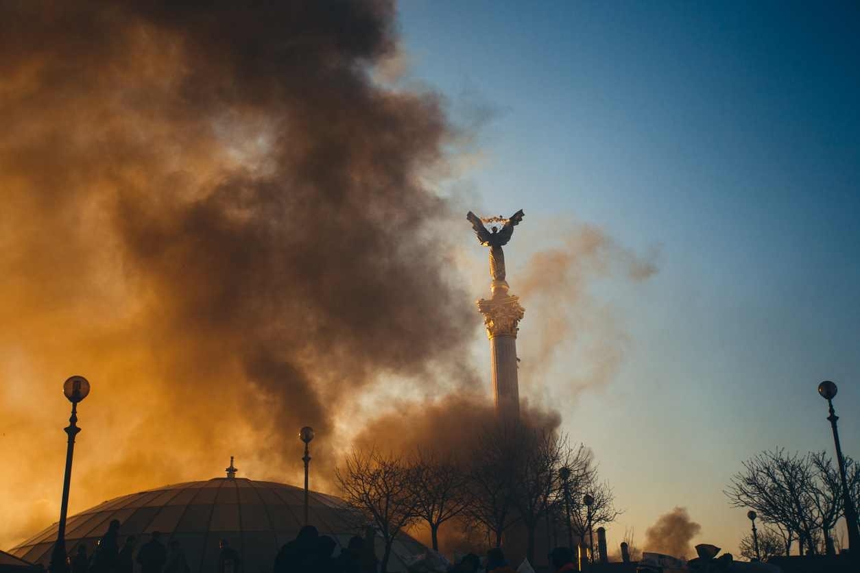 The Monument of Independence of Ukraine in smoke