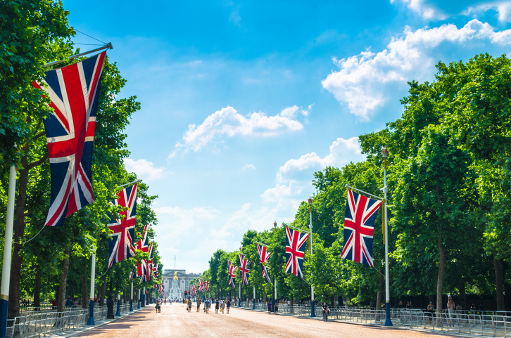 tourists on the mall walking towards buckingham palace