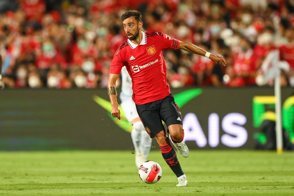 bruno,fernandes,#8,of,manchester,united,control,the,ball,during