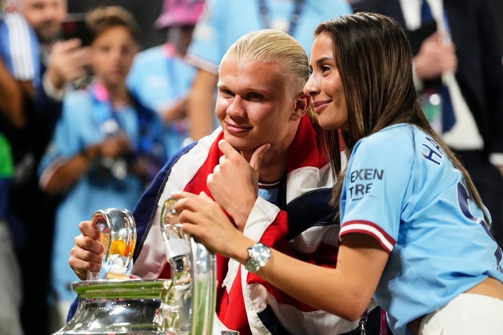 erling,haaland,and,isabel,haugseng,johansen,as,he,celebrates,winning