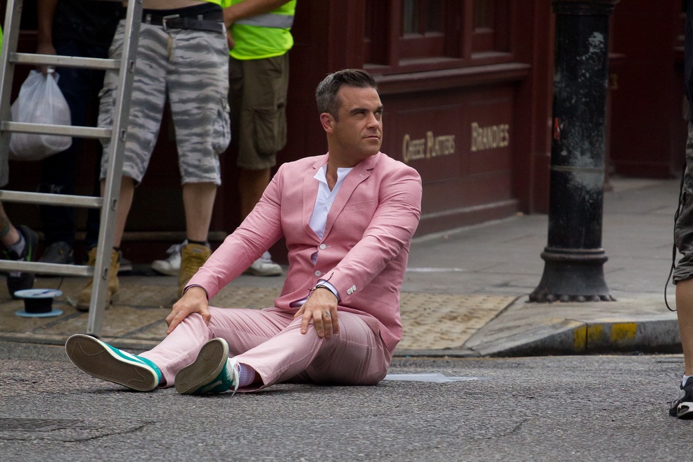 london, ,august,16:,robbie,williams,records,the,music,video