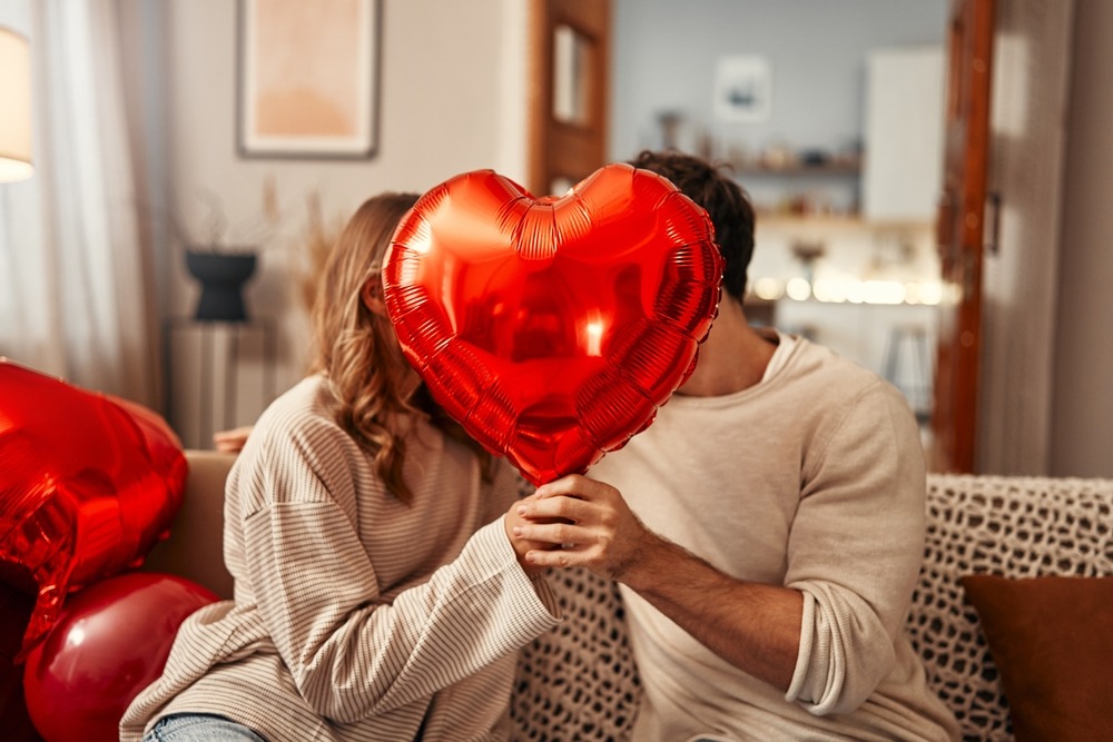 happy,valentine's,day.,young,couple,in,love,holding,a,heart shaped