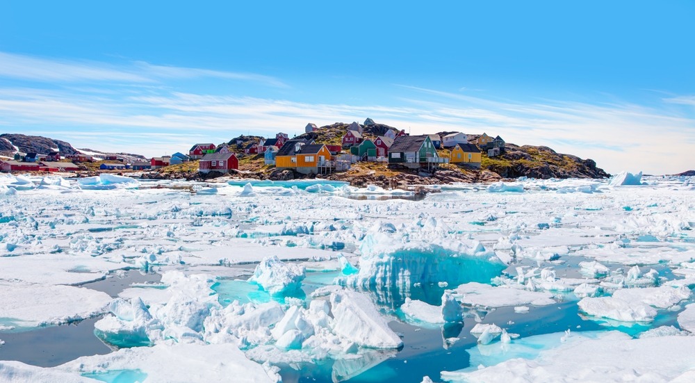 panoramic,view,of,colorful,kulusuk,village,in,east,greenland, 