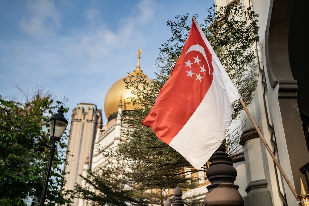 flag,of,singapore,in,front,of,sultan,mosque