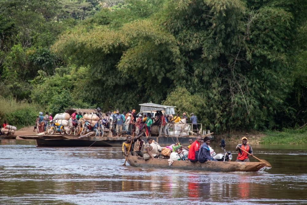 bangassou,,central,african,republic,,25.12.2023:,transport,of,people,across,the