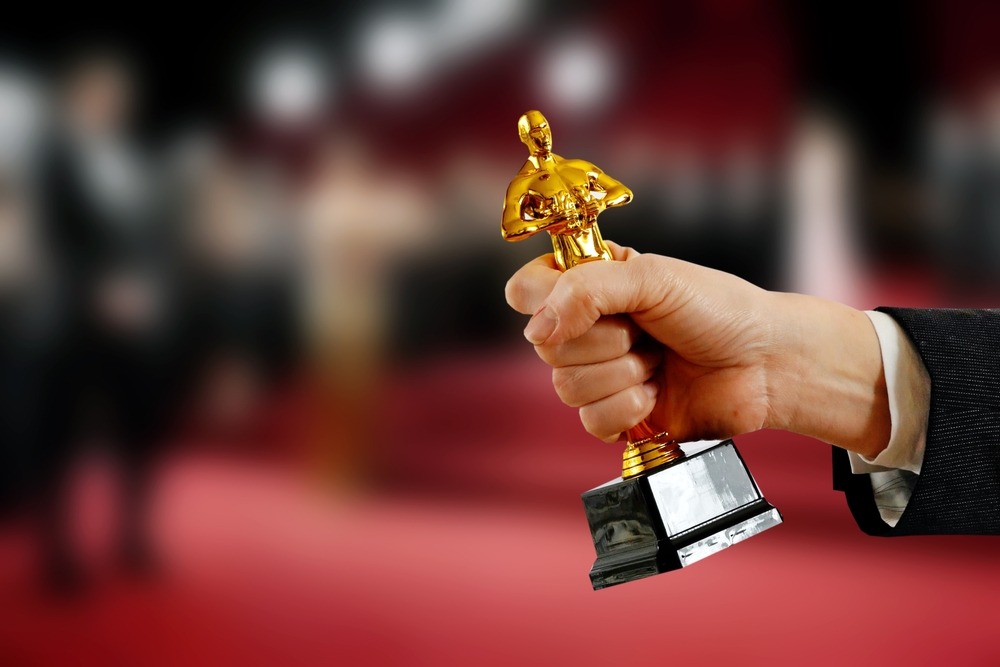 hollywood,golden,oscar,academy,award,statue,in,the,hand,at