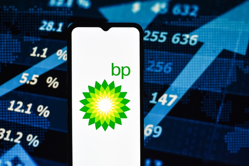 selective,focus,of,the,bp,logo,on,a,mobile,screen