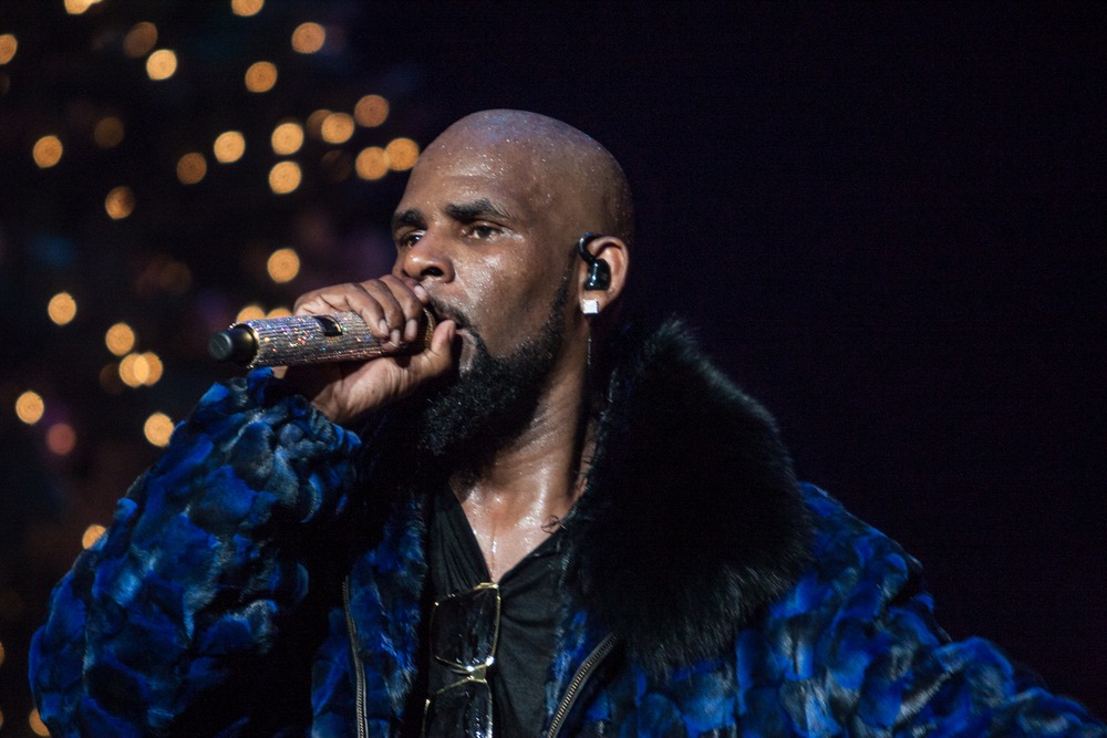 r,kelly,performs,on,stage,at,the,fox,theater,on