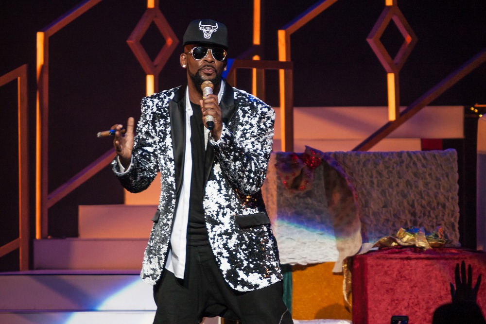 r,kelly,performs,on,stage,at,the,fox,theater,on