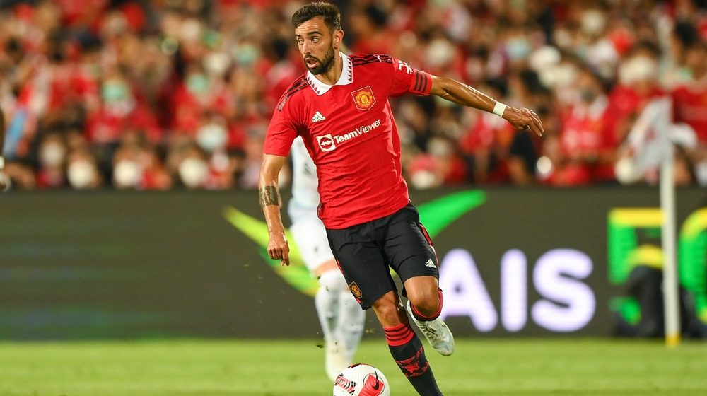 bruno,fernandes,#8,of,manchester,united,control,the,ball,during