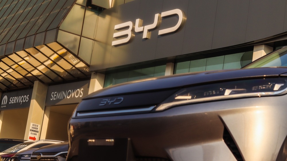 electric,car,and,facade,of,a,byd,vehicle,agency,build